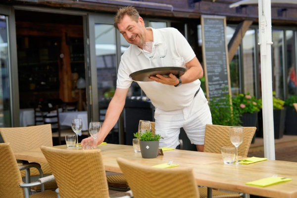 Servicekraft im Restaurant